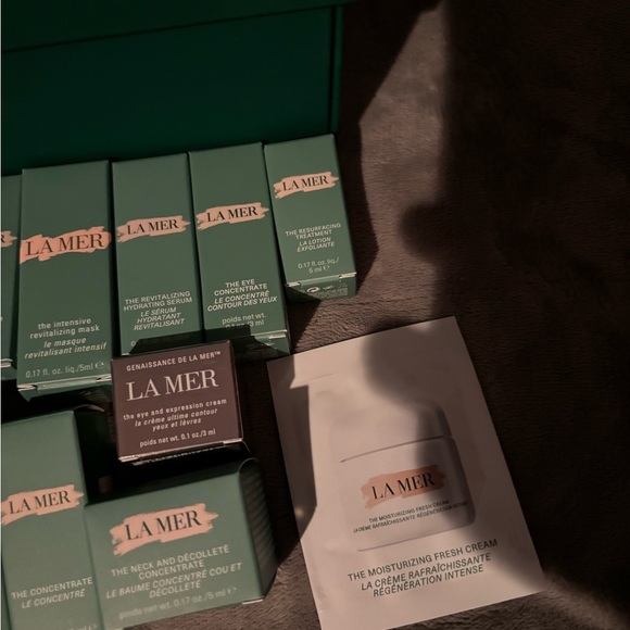 La Mer Skincare Collection with Teal Bag - Picture 5 of 7